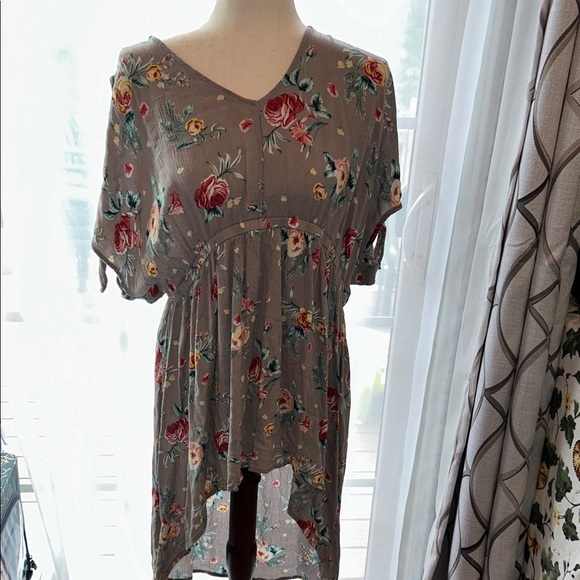 Torrid Plus Size Floral High-Low Top: Size 2 or XXL - Picture 2 of 10